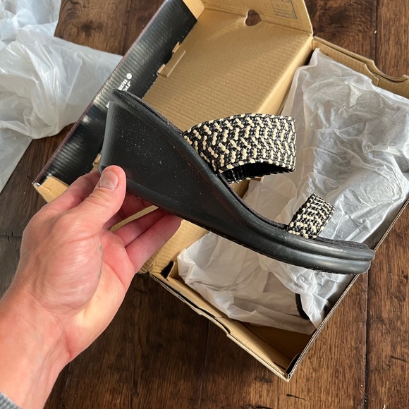 Sketchers memory foam sandals - Picture 2 of 4